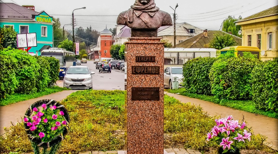 Бюст героя России М.Г. Ефремова