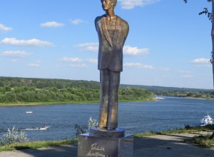 Памятник Б. А. Ахмадулиной