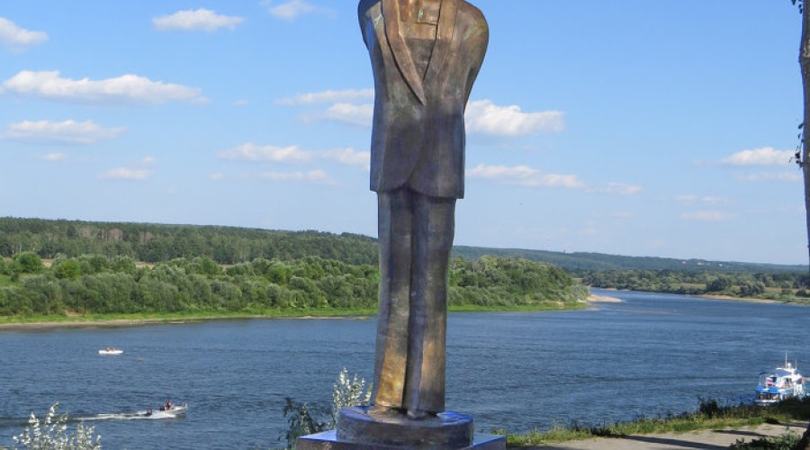 Памятник Б. А. Ахмадулиной