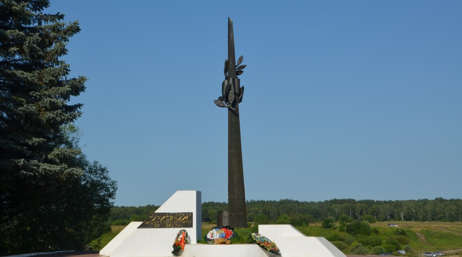 Памятник Стела в честь освобождения г. Таруса